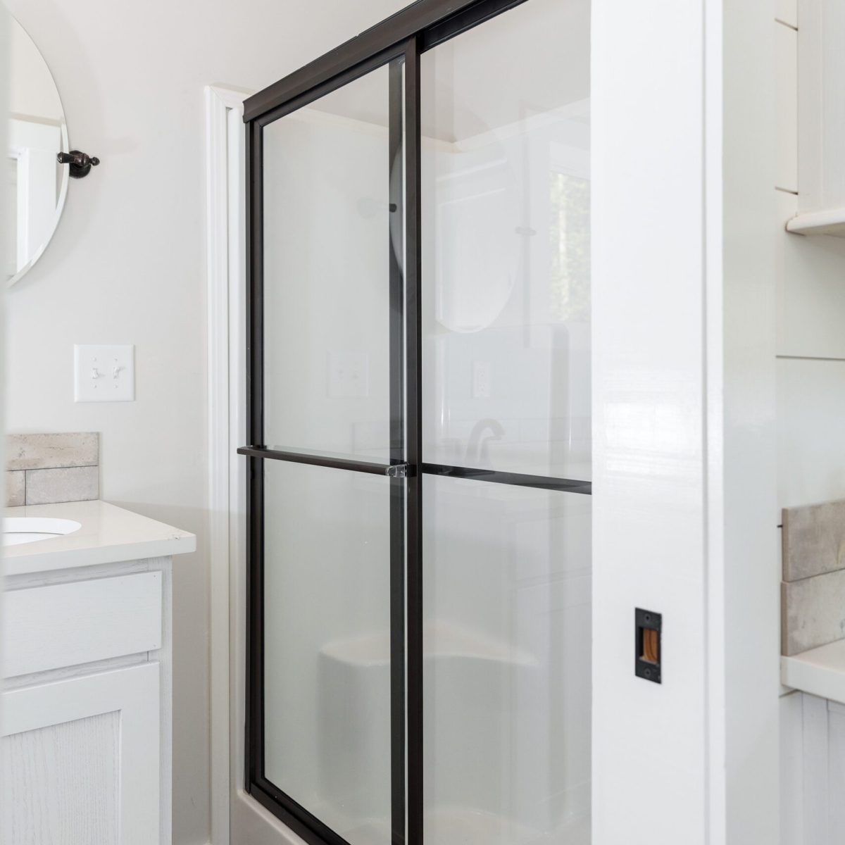 49LS-105_Chaba_GuestBath_Sept-2023_03_web-scaled