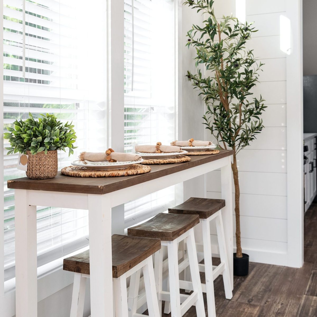 49LS-105_Chaba_LivingRoom_Sept-2023_03