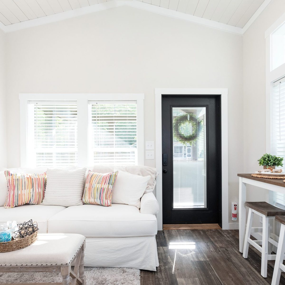 49LS-105_Chaba_LivingRoom_Sept-2023_04